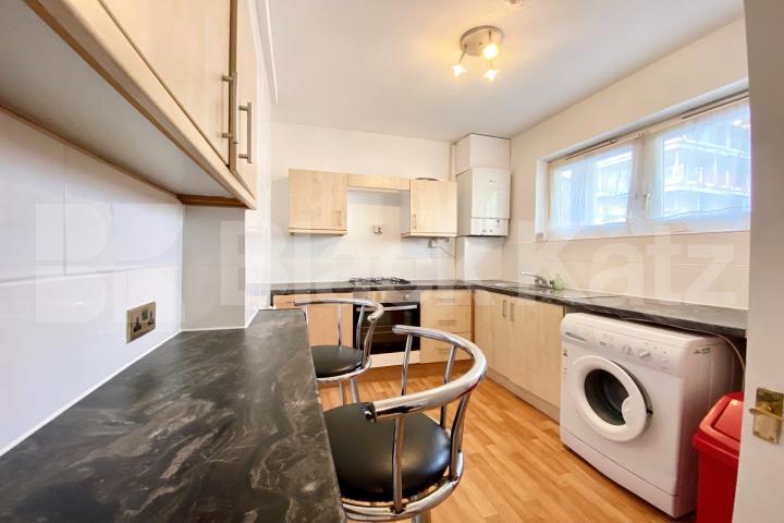Bright & airy split level apartment with patio garden & superbly located Burbage Close , Borough/London Bridge